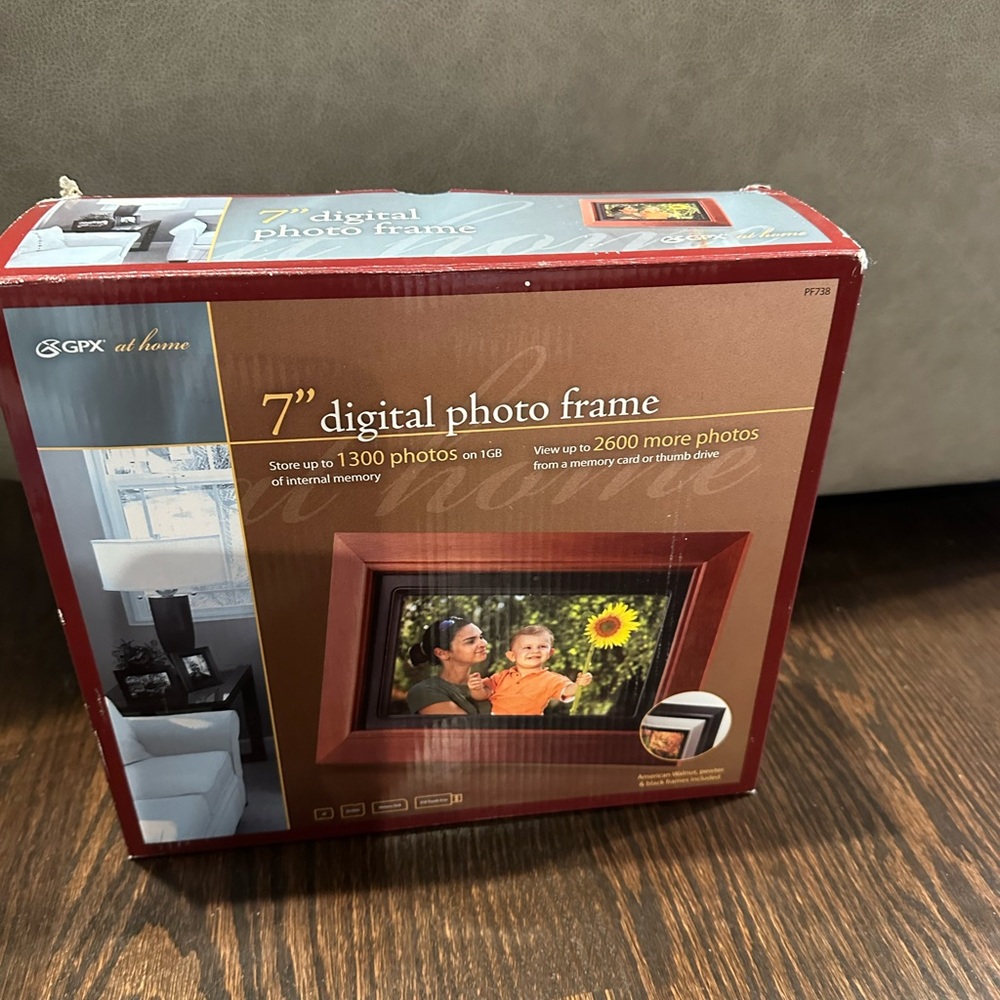 GPX PF738 7-Inch Digital Photo Frame